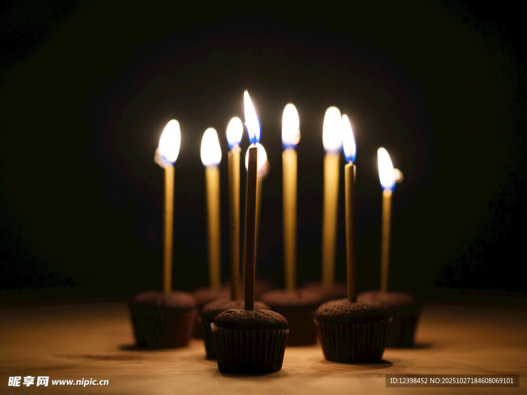 点燃的蜡烛营造温馨氛围