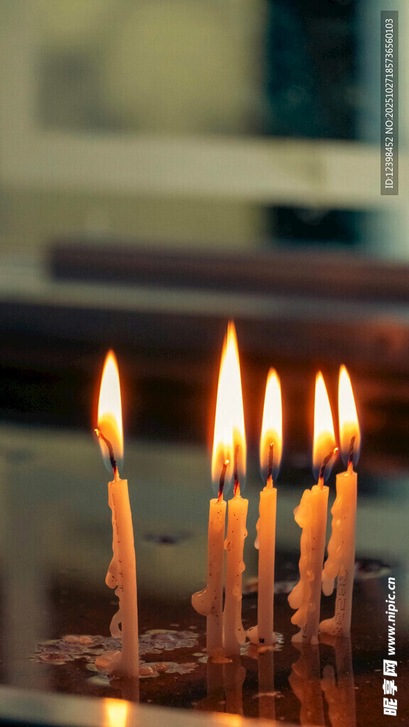 点燃的蜡烛营造温馨氛围