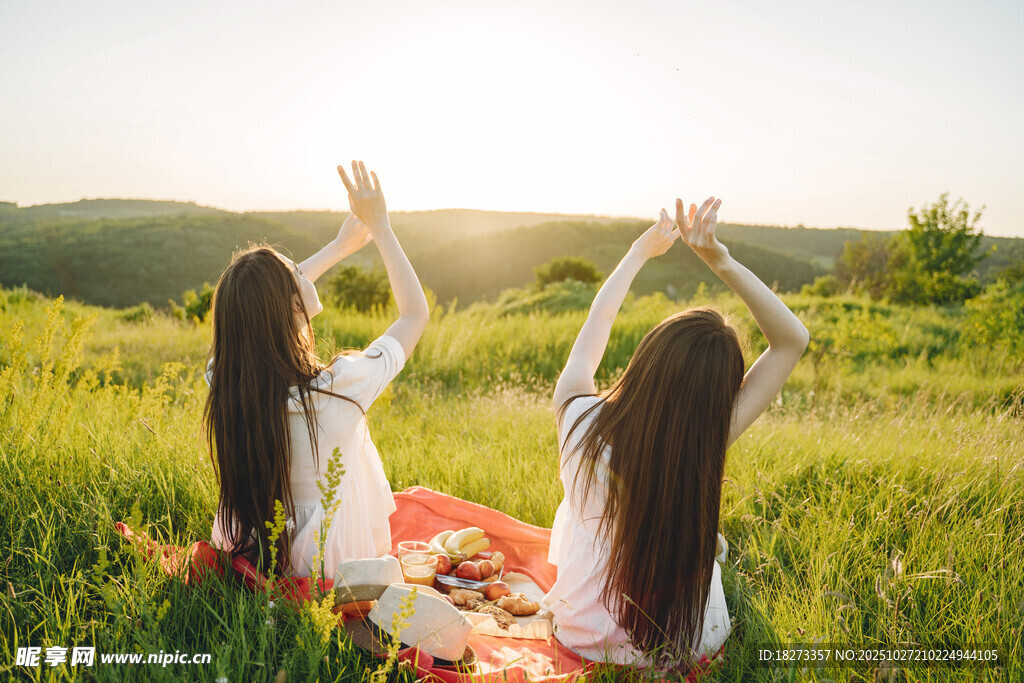草地上的姐妹惬意时光