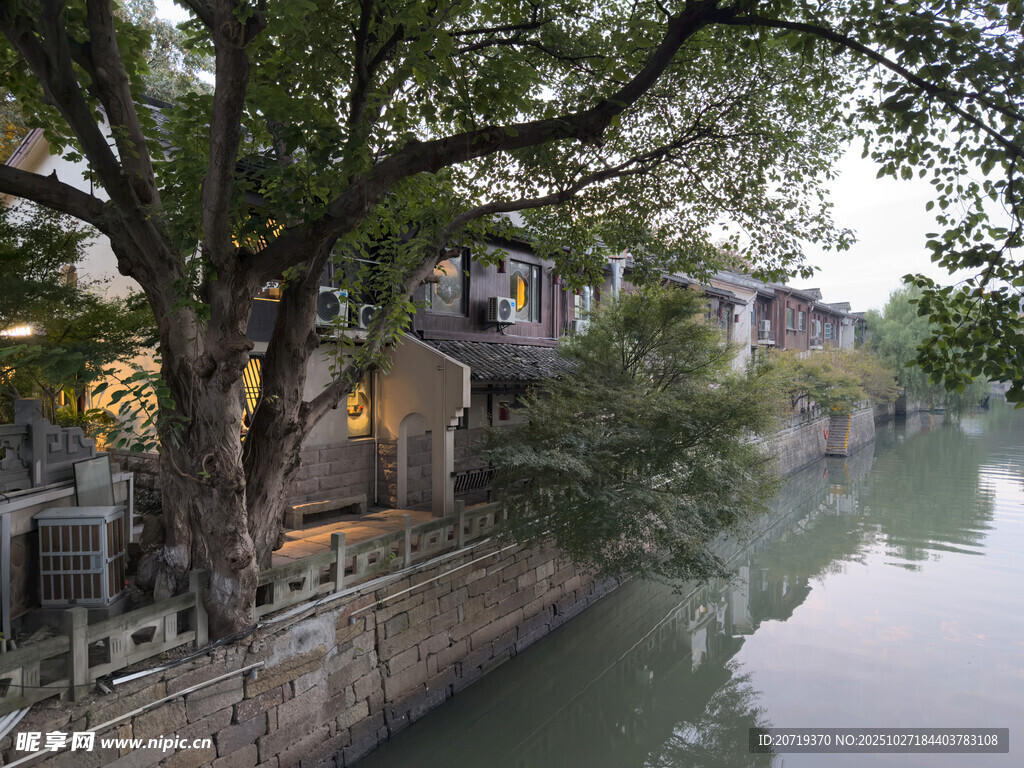 江南水乡河畔古朴景致