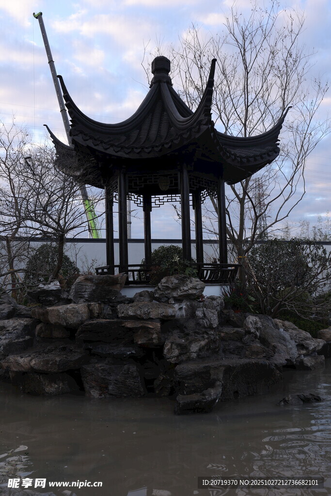 湖畔古亭尽显中式韵味