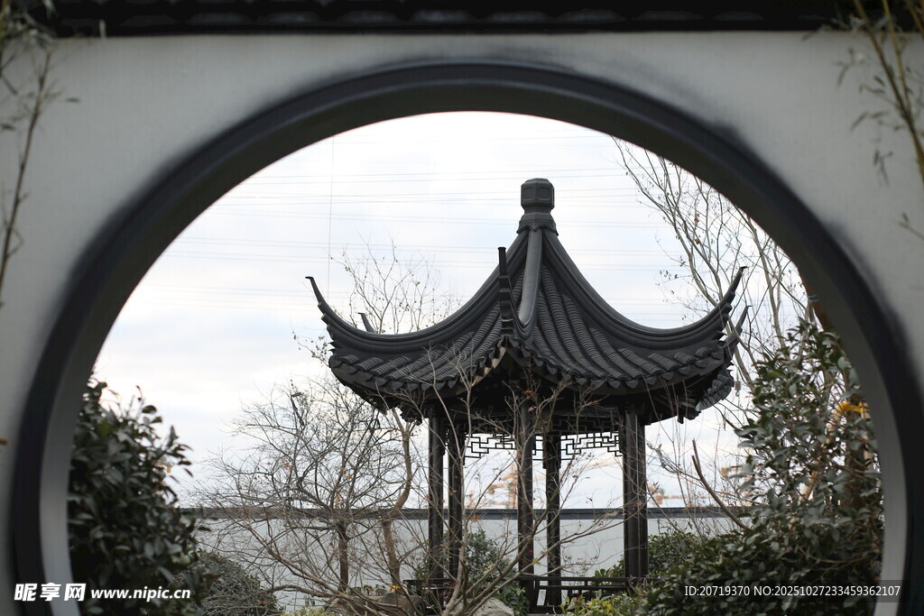 中式圆门后的古典亭子