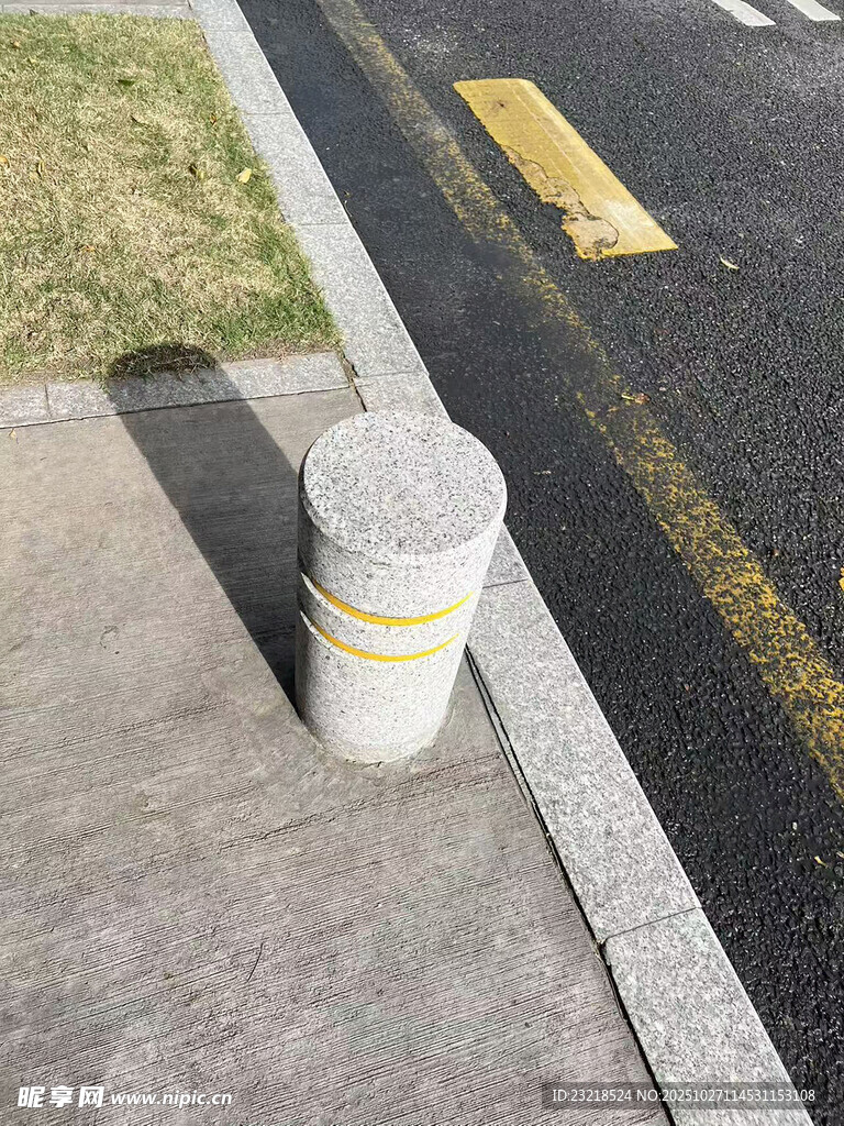 路边水泥墩
