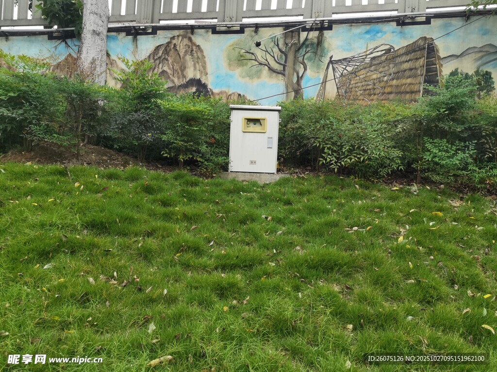 草坪中的白色标识牌