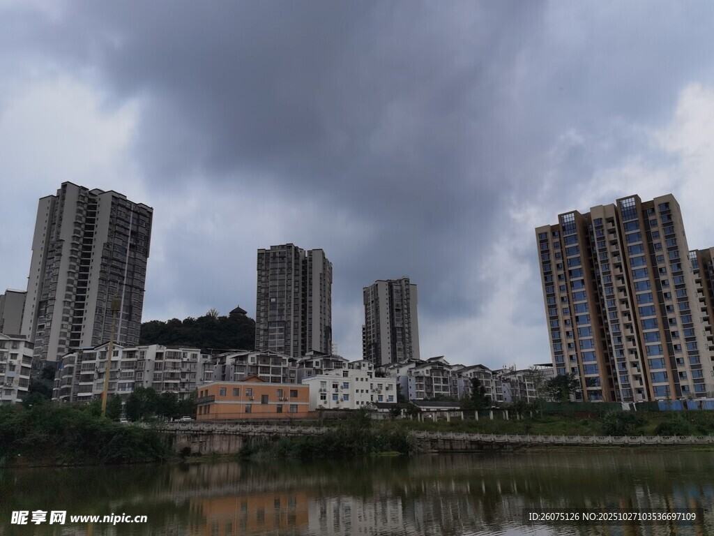 城市湖畔高楼与阴沉天空