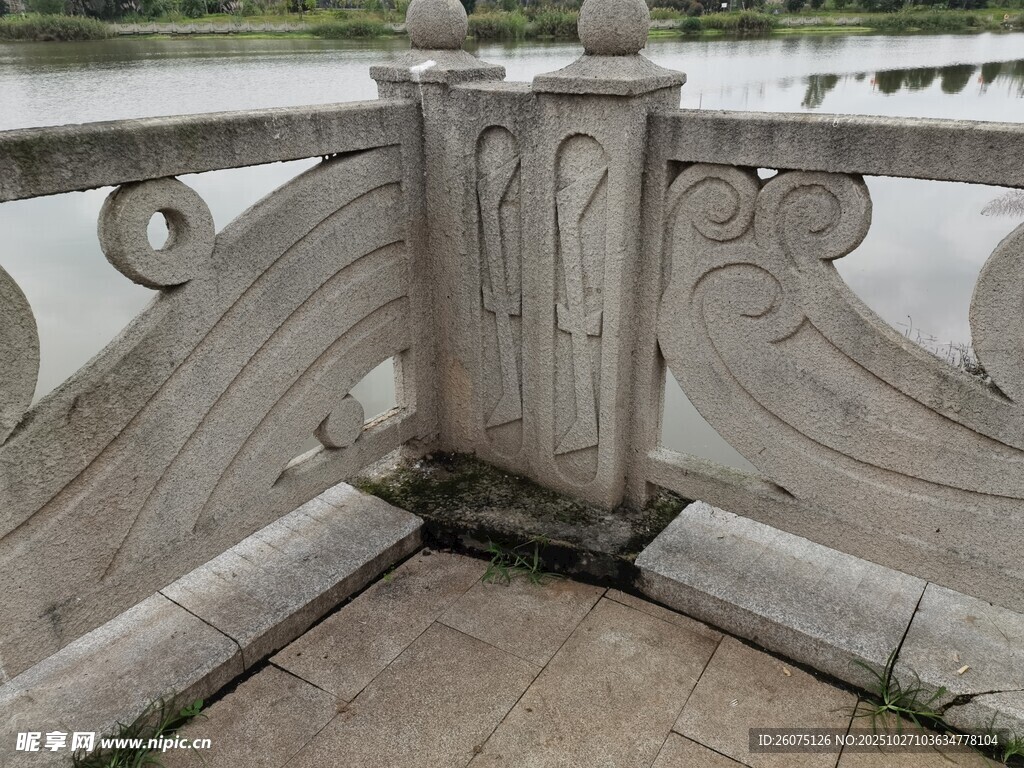 古典石质桥栏局部特写