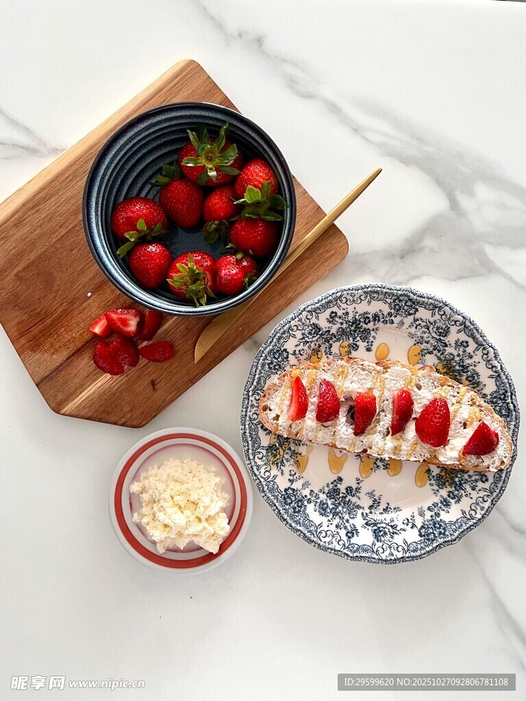 草莓燕麦早餐摆盘