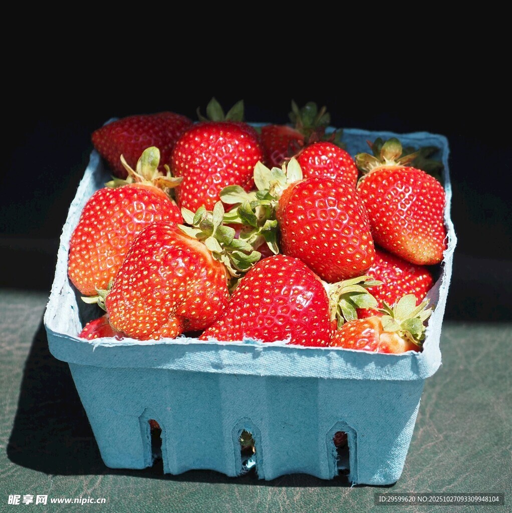 蓝色盒中新鲜诱人草莓