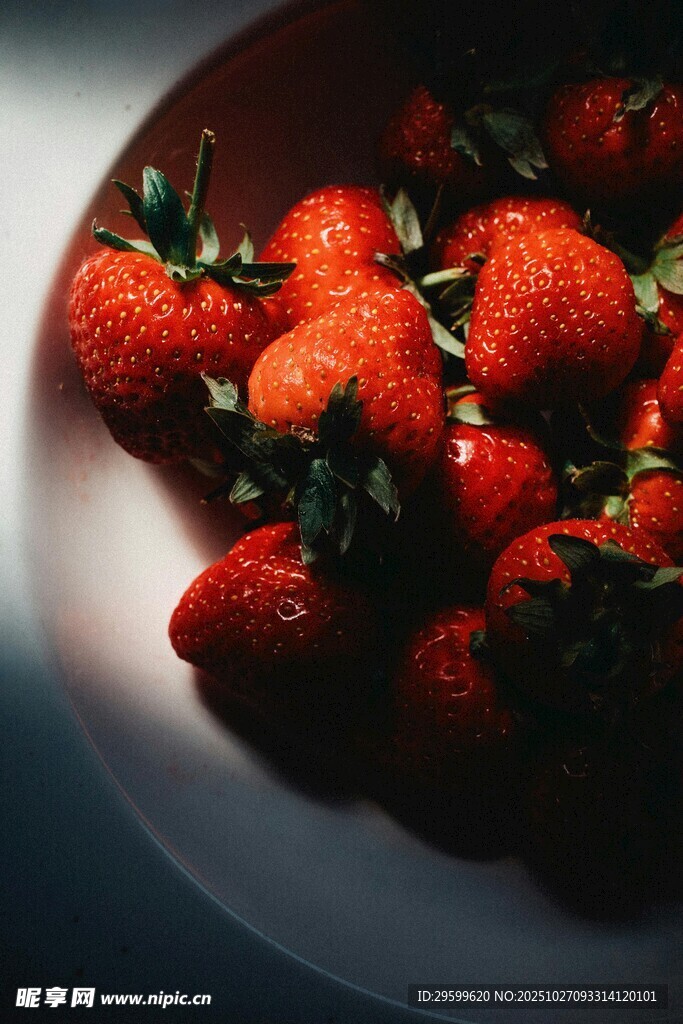 盘中鲜红草莓诱人