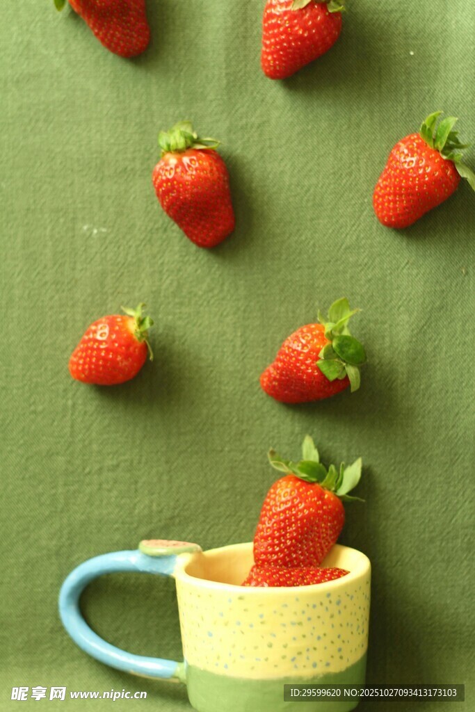 杯中草莓与散落草莓