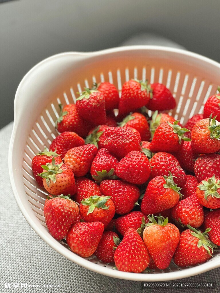 满满一篮新鲜红嫩草莓