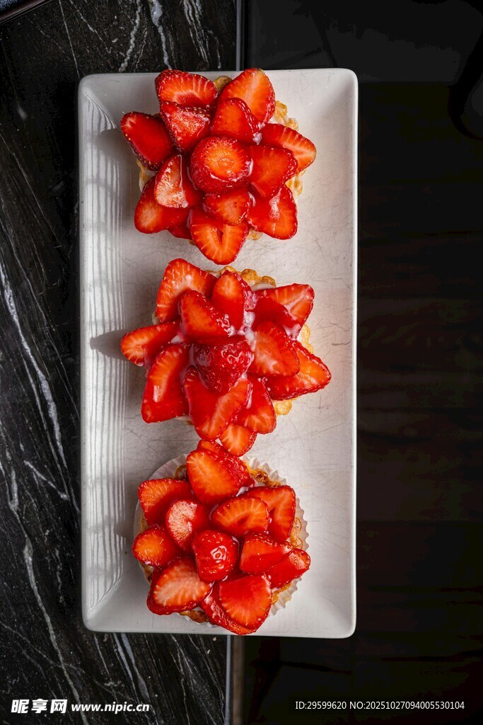 白盘上的新鲜草莓切片