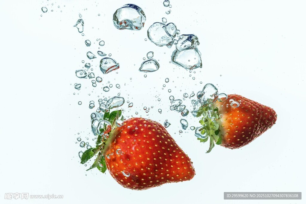 草莓入水溅起晶莹水珠