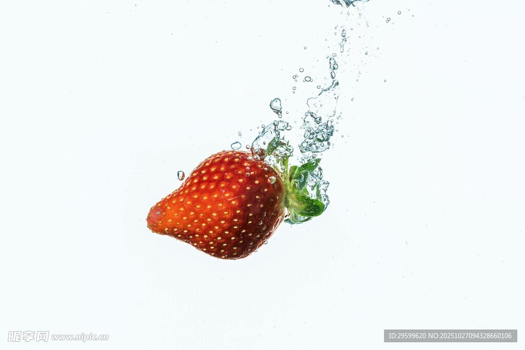 草莓入水瞬间
