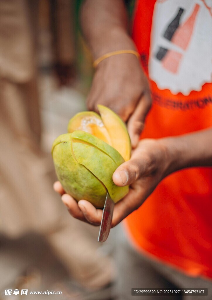 手持剥开的绿色水果