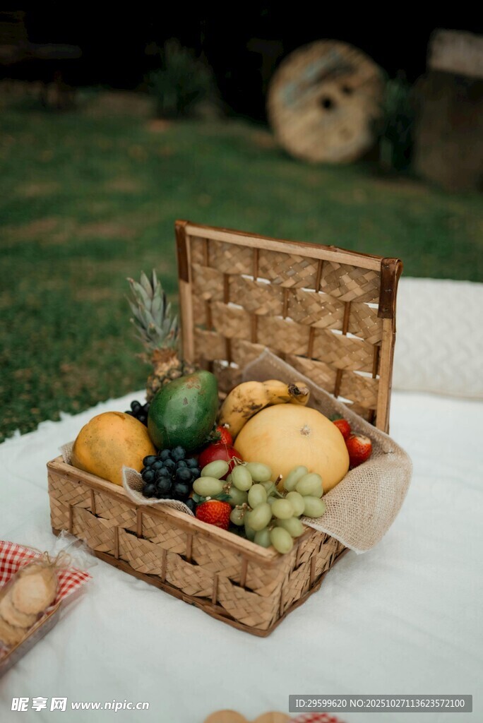 野餐篮中的缤纷新鲜果蔬