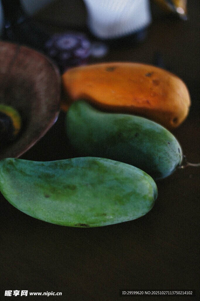 新鲜多彩芒果摆放在桌