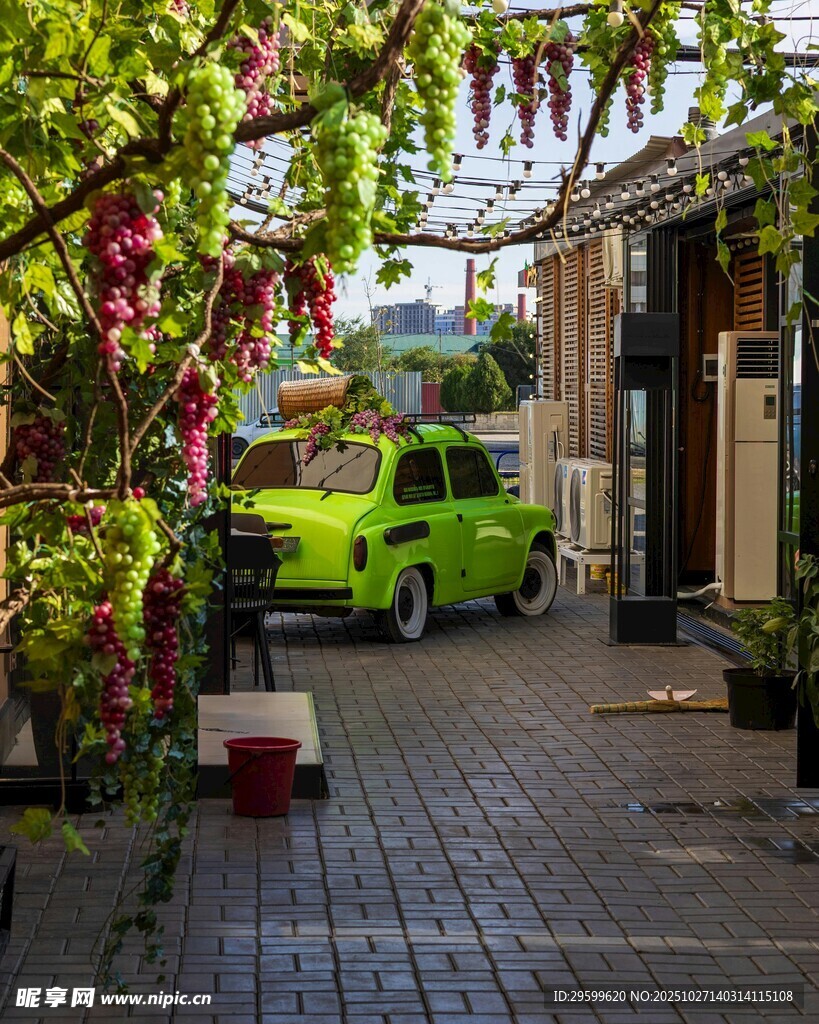 小巷中的亮眼绿色复古汽车