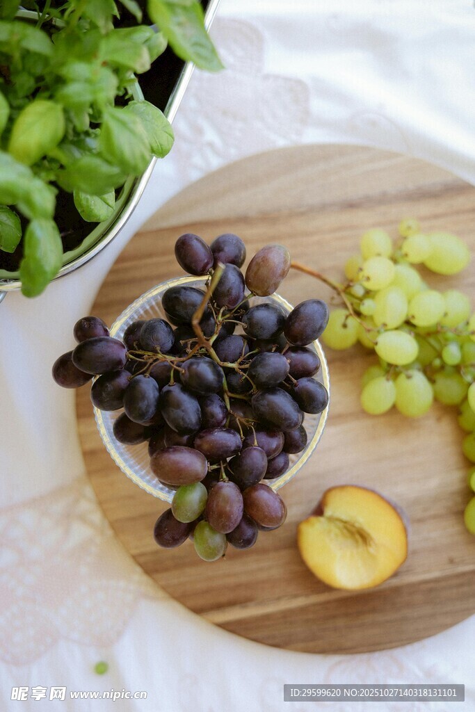 木盘上的多样新鲜水果
