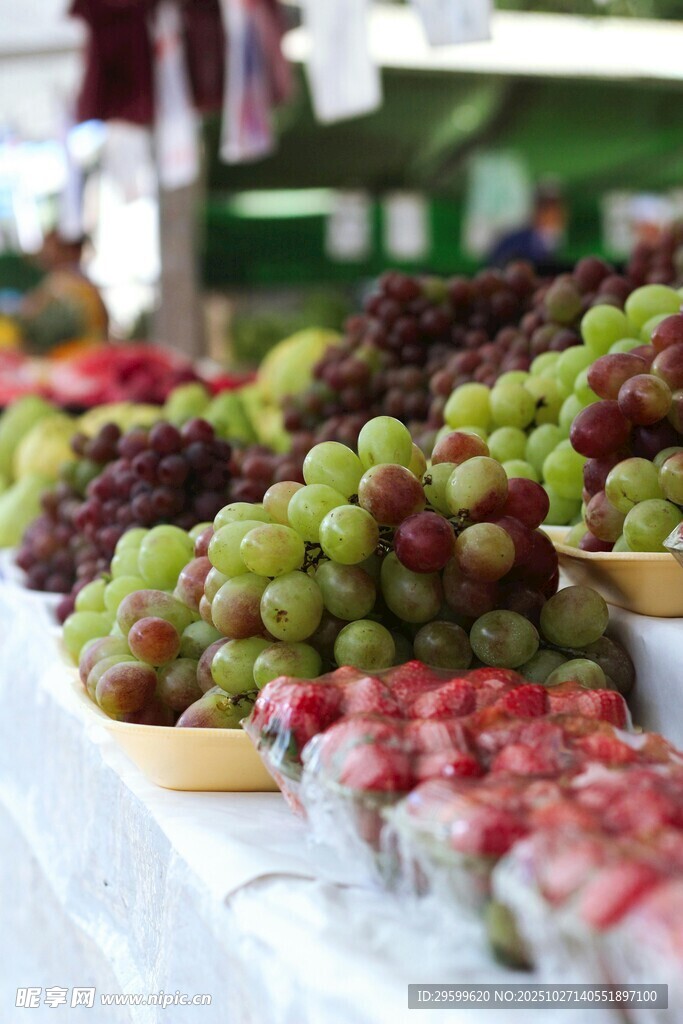 新鲜多样水果陈列展示