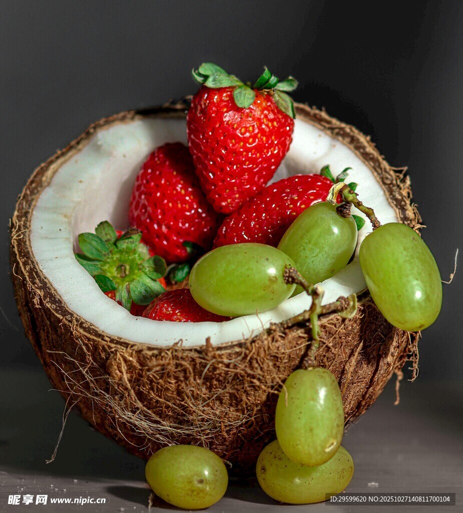 椰壳中的草莓与青提