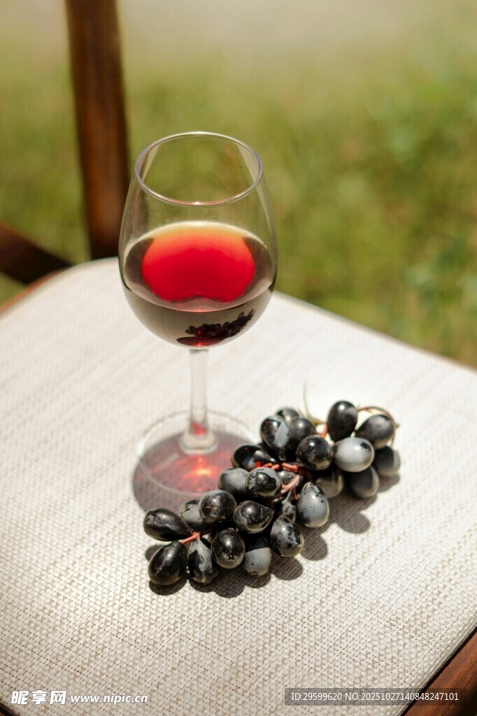 杯中红酒与新鲜葡萄