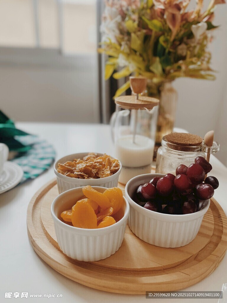 木盘上的多彩美味水果