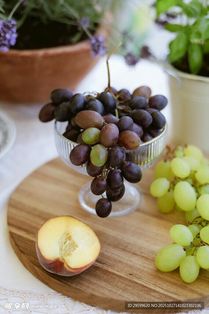 新鲜水果拼盘与绿植搭配