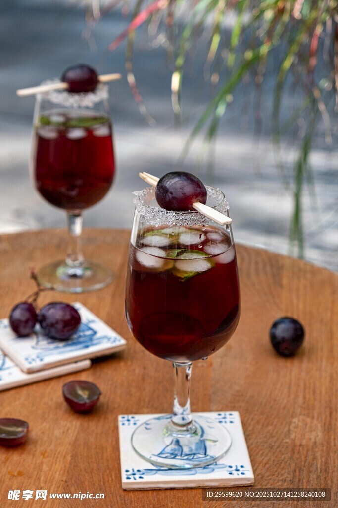 木桌上的美味李子鸡尾酒