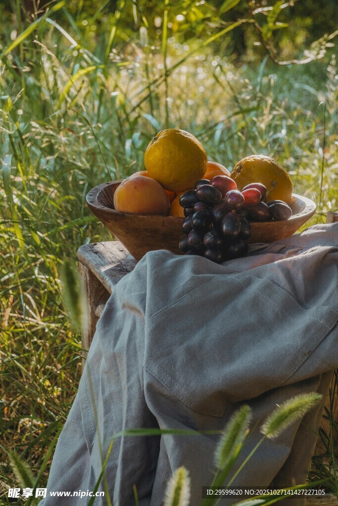 草地上的水果静物组合