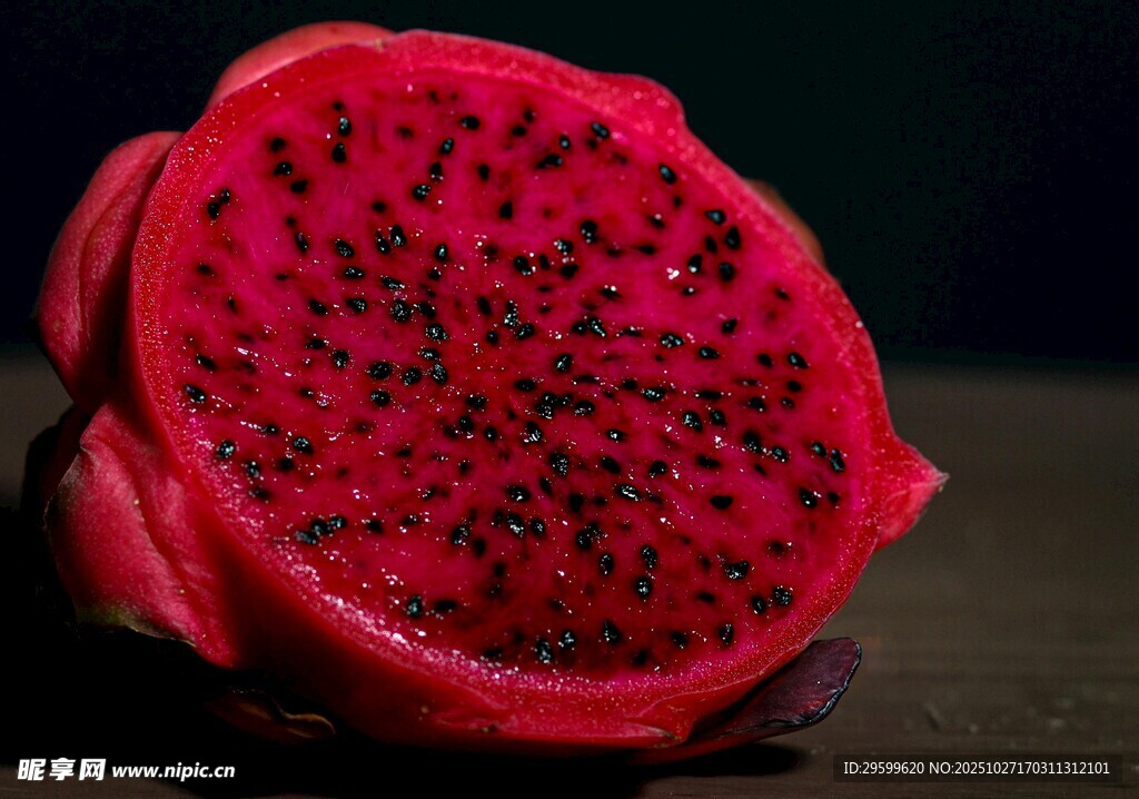 切开的红心火龙果