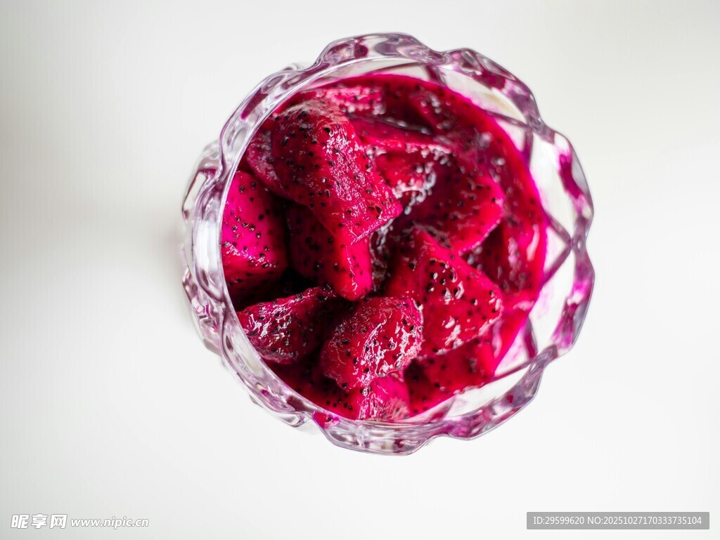 玻璃碗中的紫红色冰沙