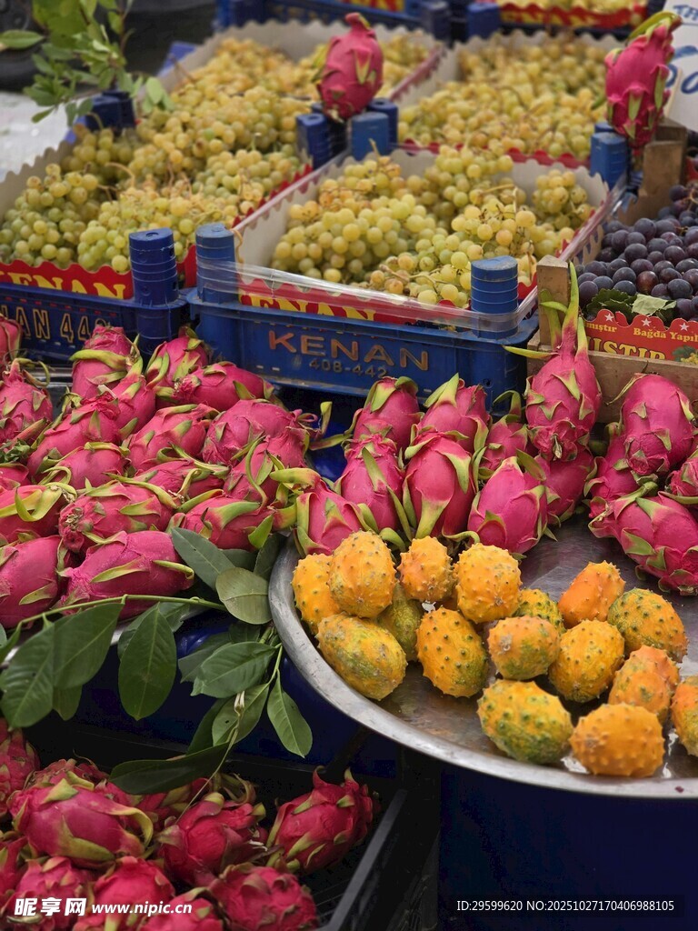 多彩水果齐聚摊位