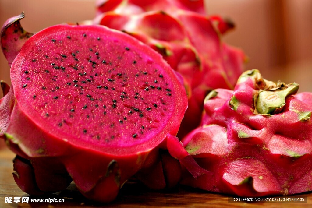 切开的红心火龙果特写