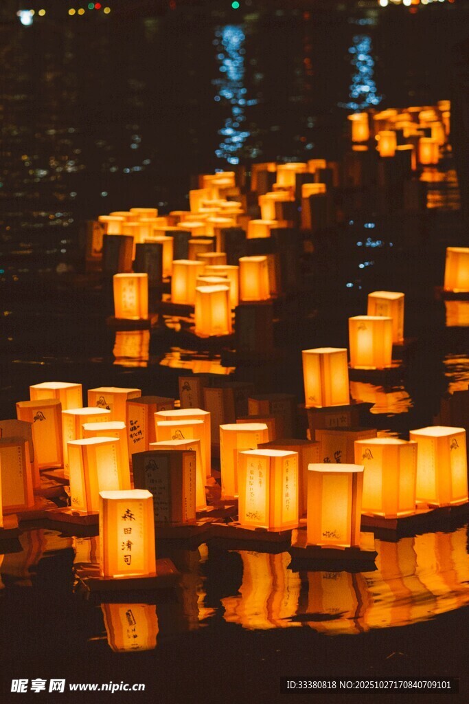 水面漂浮的烛光祈福灯