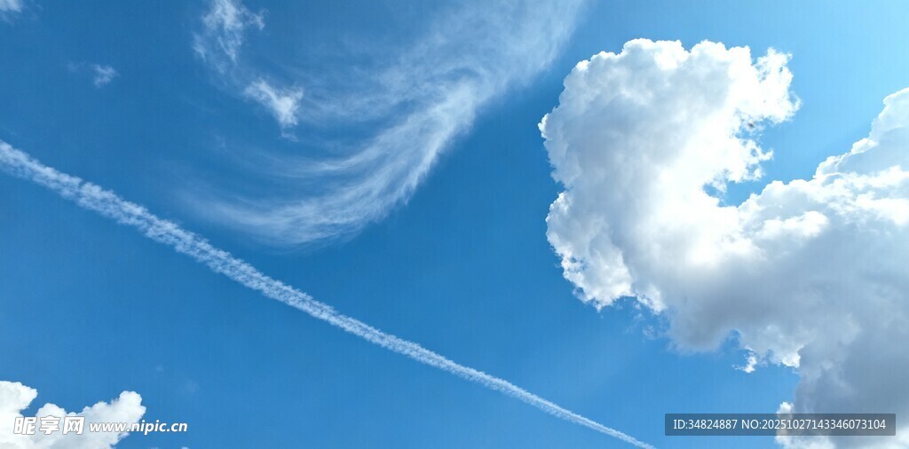 蓝天飘白云的美丽景象