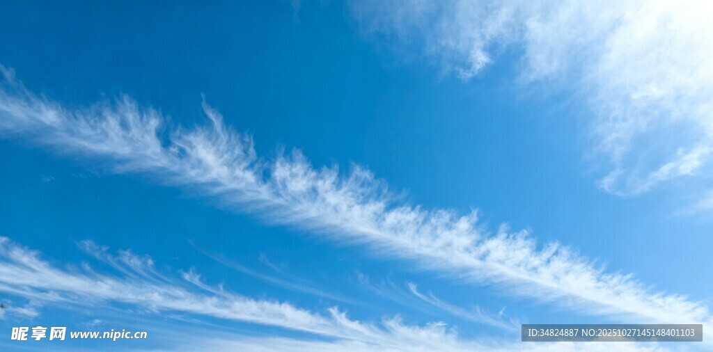 蓝天飘絮状白云美景