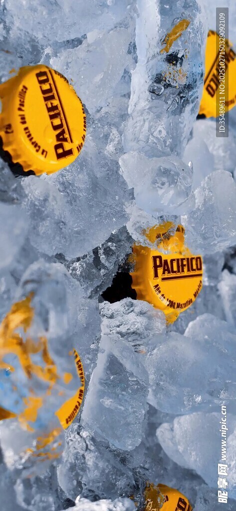 冰块中的金色物体奇观