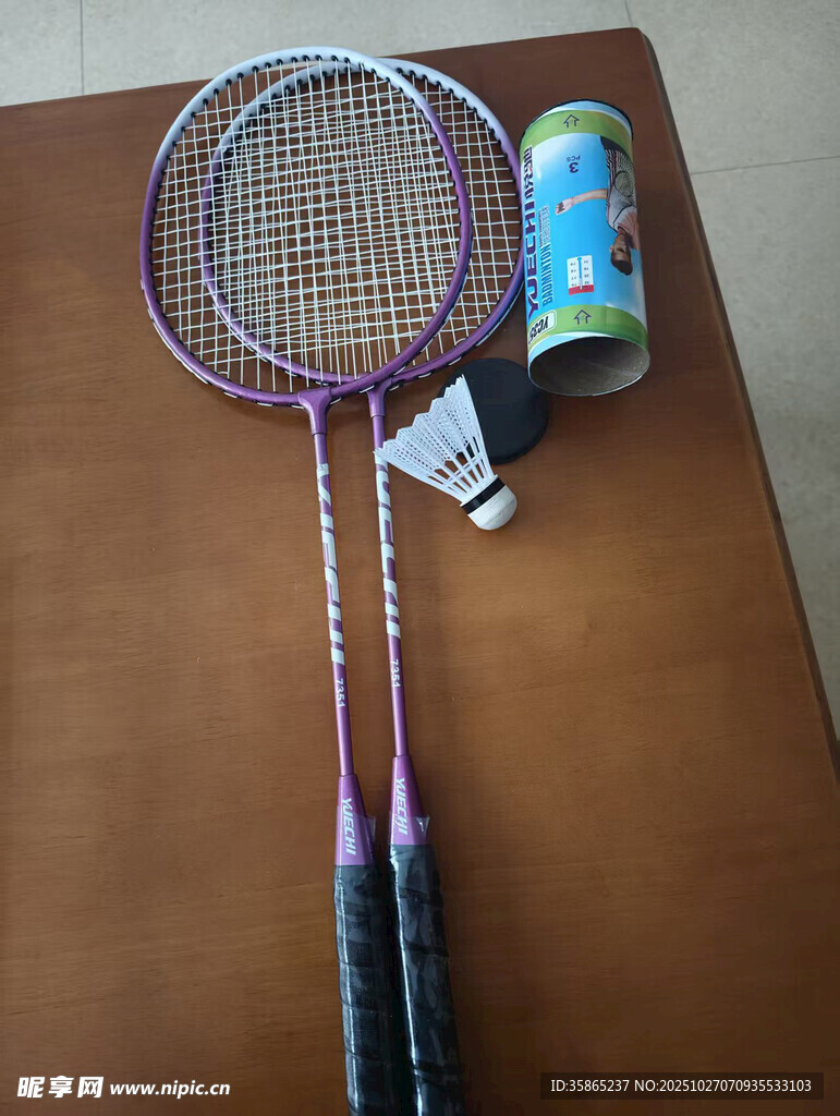 羽毛球拍和羽毛球特写图片