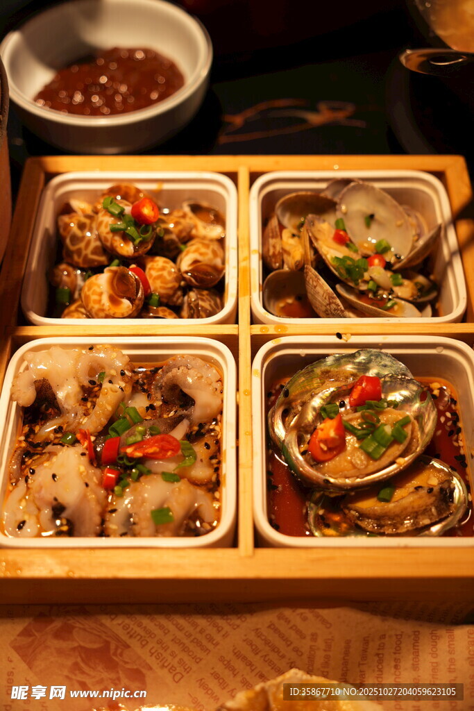 美味多样的盒装中式菜肴