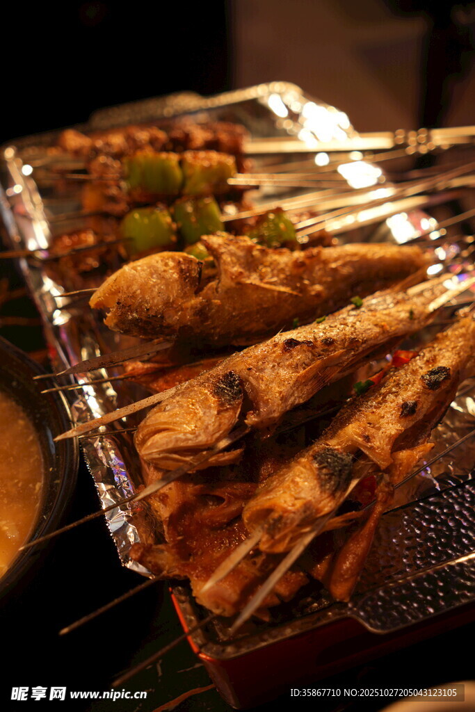 锡纸烤制的美味多样食材