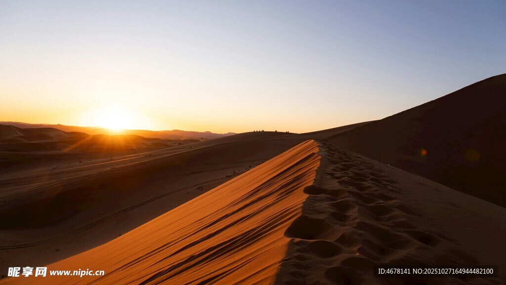 沙漠夕阳下的漫漫足迹