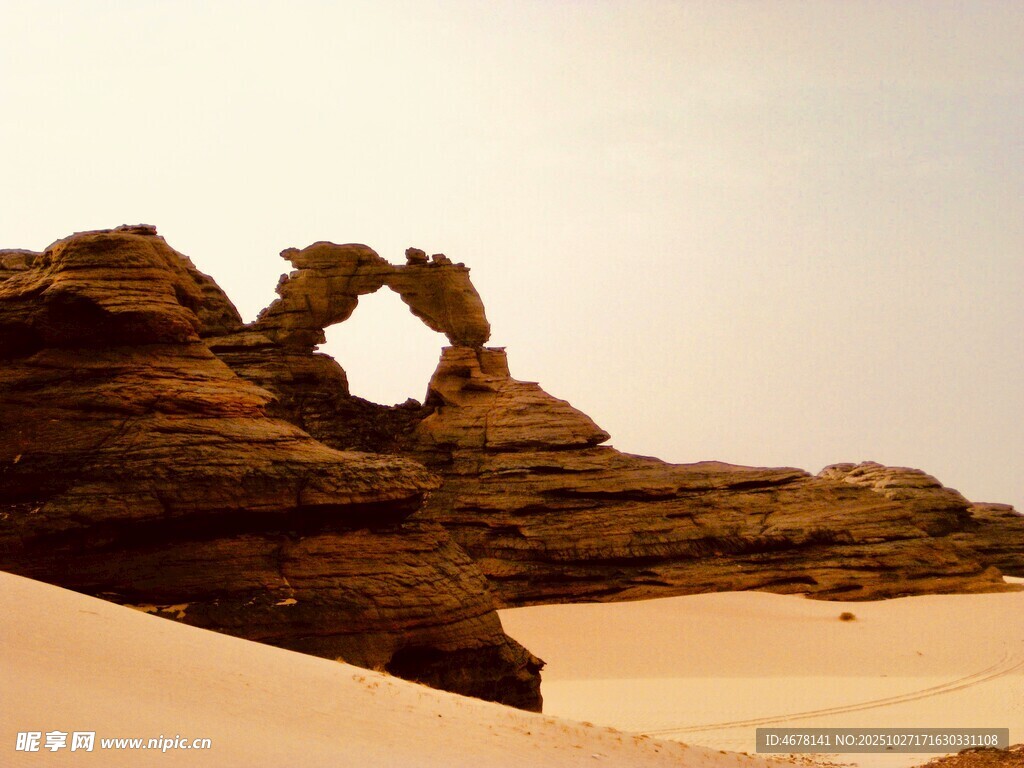 沙漠中的奇特拱形岩石景观