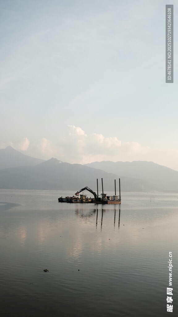 宁静湖面中的水上设施