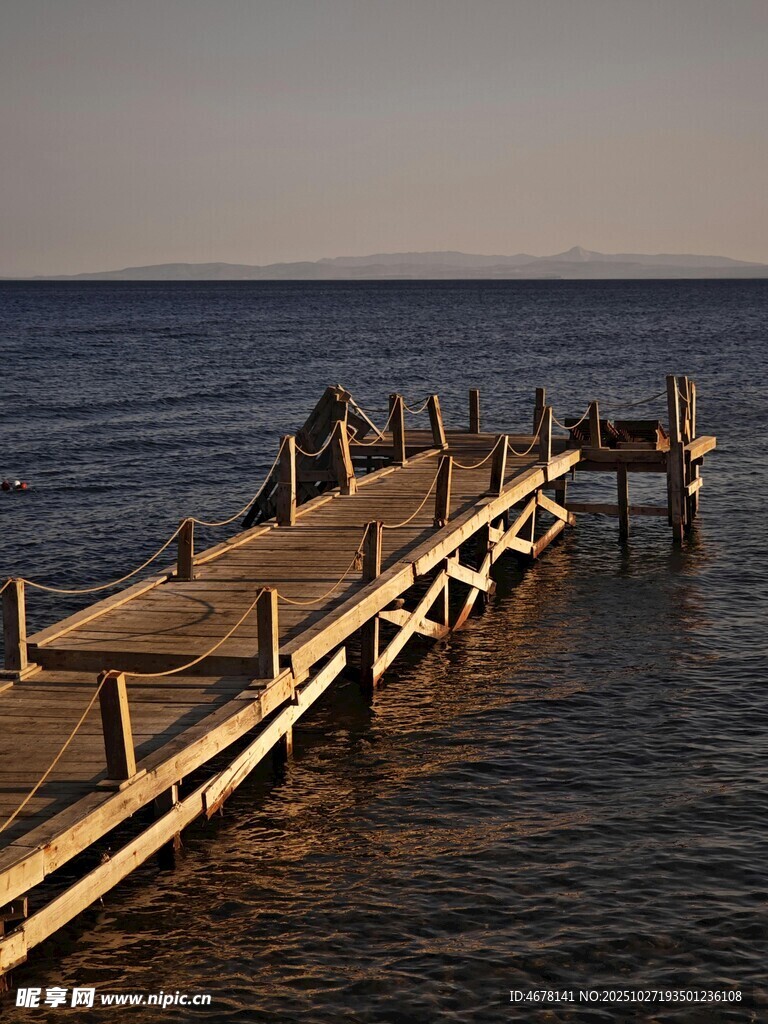 海边木质栈桥延伸向远方