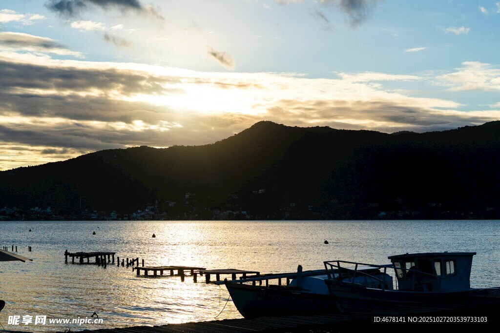 夕阳下的海边码头与船只