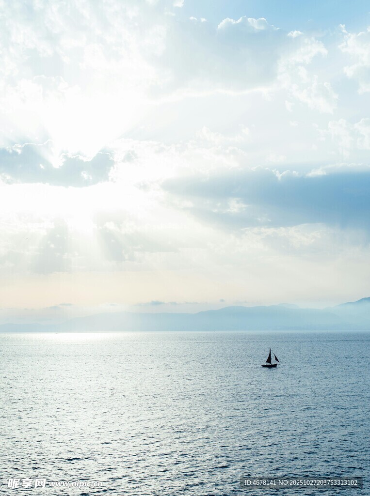 海上孤舟阳光洒向海面