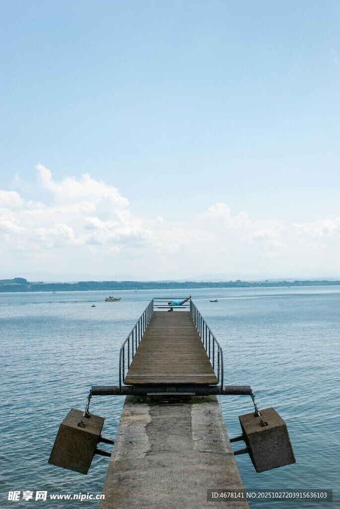 海边延伸的木质栈桥