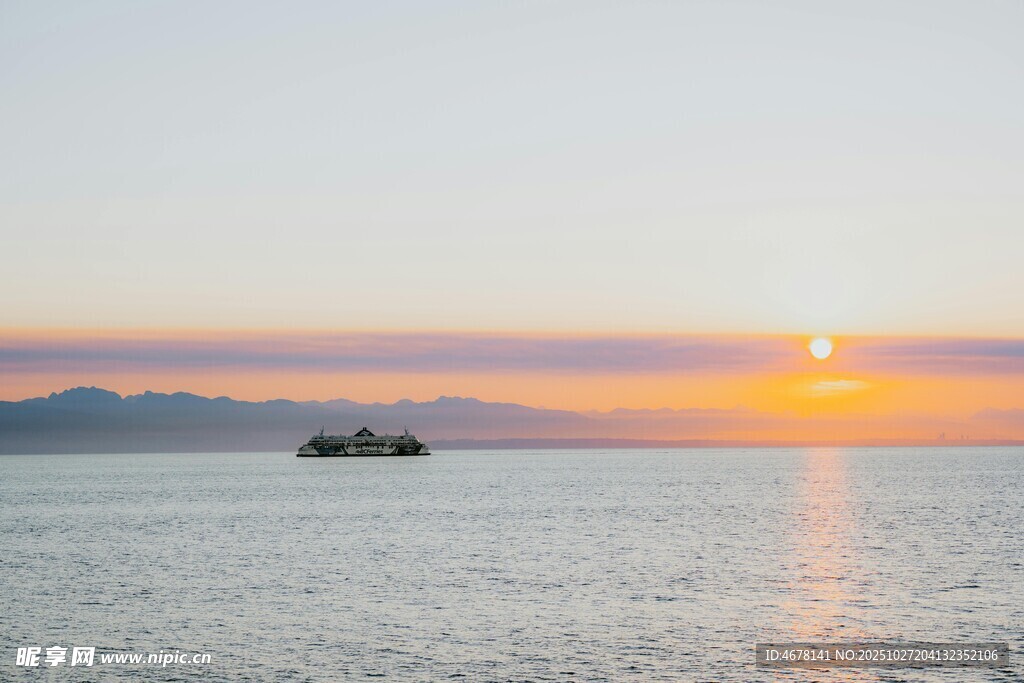 海上日落时的孤舟美景