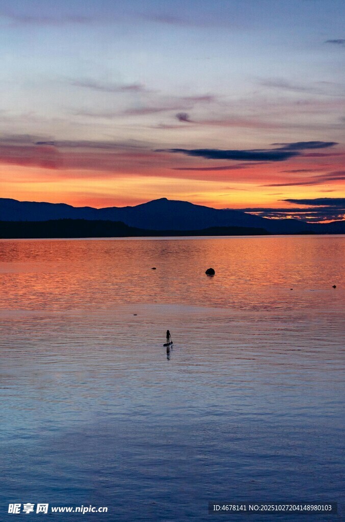 湖畔绝美日落时分景象